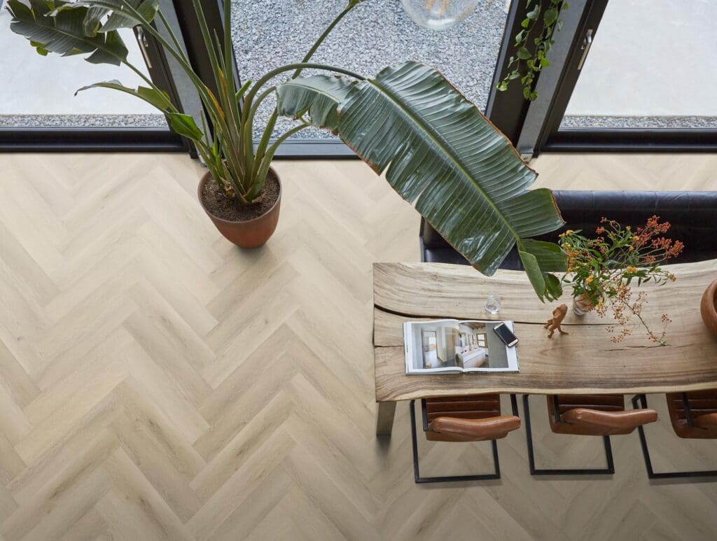 Floorlife YUP Mayfair herringbone warm oak EVC-plak - detail
