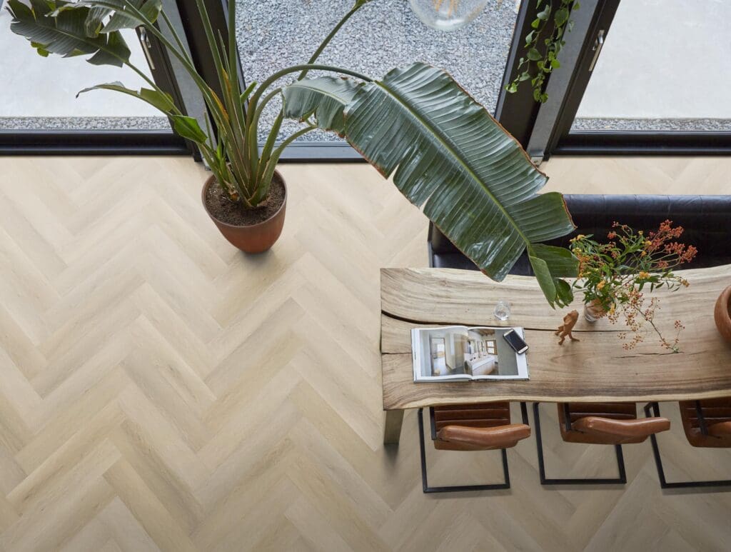 Floorlife YUP Mayfair herringbone light oak EVC-plak - detail